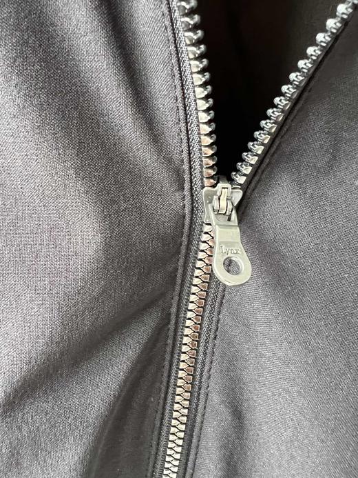 LYN X纯原单外套💕👍，难得好货，韩国🇰🇷客供面料，弹力超好，无论是打球还是平时运动，都是超级舒服的，简单经典立领版型，不挑身材，有一定的厚度、带里衬，可以穿到深秋，扣子拉链等辅料都是全原 商品图4