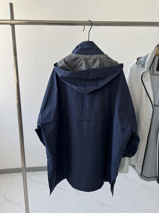 意大利轻奢品牌，软壳户外冲锋衣来啦！  高级户外款，这款时髦运动连帽夹克简直不要太GAO级！  今年还没入这个系列的姐妹，就让它开启我们的出游之旅吧！  两个颜色，强烈推荐白色这款， 商品图6