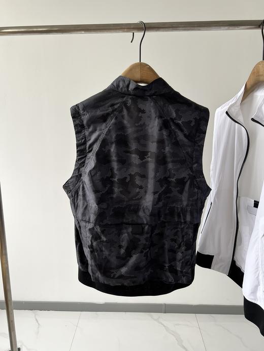 纯原马甲🍁🍁，纯纯的原单货，这款必须好好夸夸，工艺超级复杂，工厂做韩国订单加工时，一天只能做几件衣服，可见其难度相当大，经典拉链设计，后背内部有防风口，外面做了贴兜设计，细节处更显品质，数量不多！ 商品图4