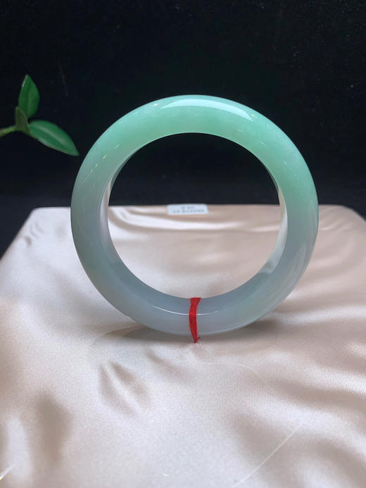 612716，56.8果绿底手镯，底妆特别细腻、一半带果绿底色，润润的 商品图2