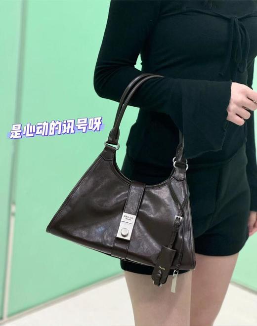 普拉达厂单25SS走秀款油蜡皮托特包锁扣（MM） 商品图4