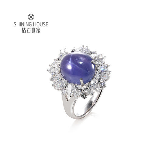 【变色星光蓝宝石戒指】钻石世家 18K金变色星光蓝宝石镶钻戒指 高级设计珠宝系列 每一颗宝石都是大自然的宝物 深邃浓郁的幽兰光芒 丝绒静谧的高雅之美 商品图0