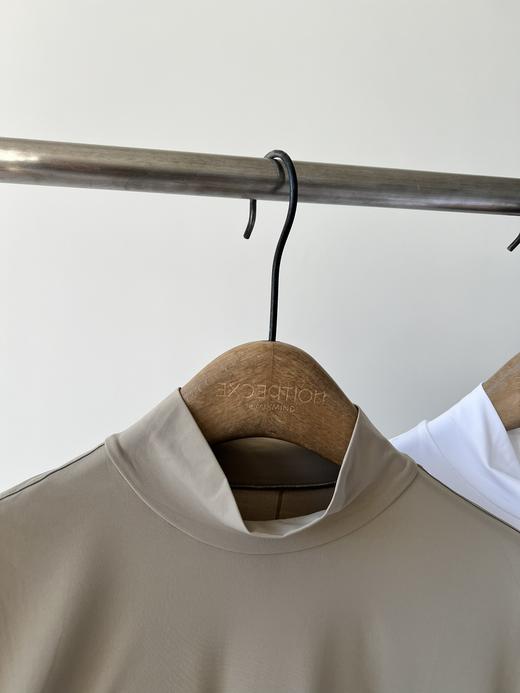 韩国🇰🇷高er夫PING🏠男款速干衣，半高领设计，胸前立体LOGO，超显档次！后背也有logo点缀，高级感十足，客供面料，四面弹力，质感细腻丝滑，轻盈垂顺，裸感十足，超舒适，透气性超好 商品图4