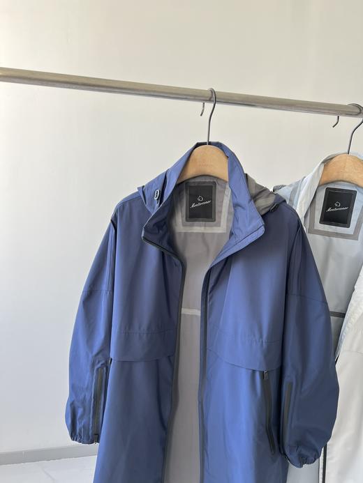 意大利轻奢品牌，软壳户外冲锋衣来啦！  高级户外款，这款时髦运动连帽夹克简直不要太GAO级！  今年还没入这个系列的姐妹，就让它开启我们的出游之旅吧！  两个颜色，强烈推荐白色这款， 商品图2