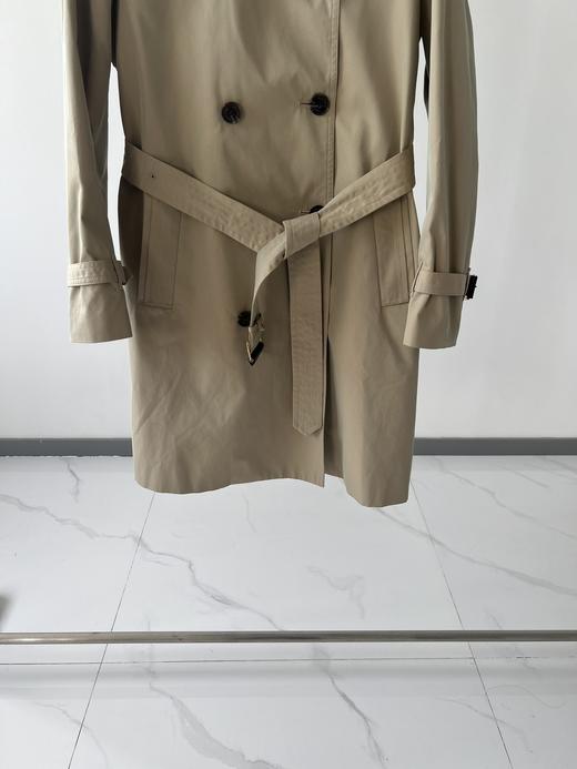 韩国🇰🇷哈🐶经典风衣，客供面料辅料，专柜品质，细节超赞，很有特点的一款风衣，双领设计，格子领可拆卸，内搭一个可拆卸的格子马甲，内里格子马甲含毛，更佳防寒保暖 商品图3