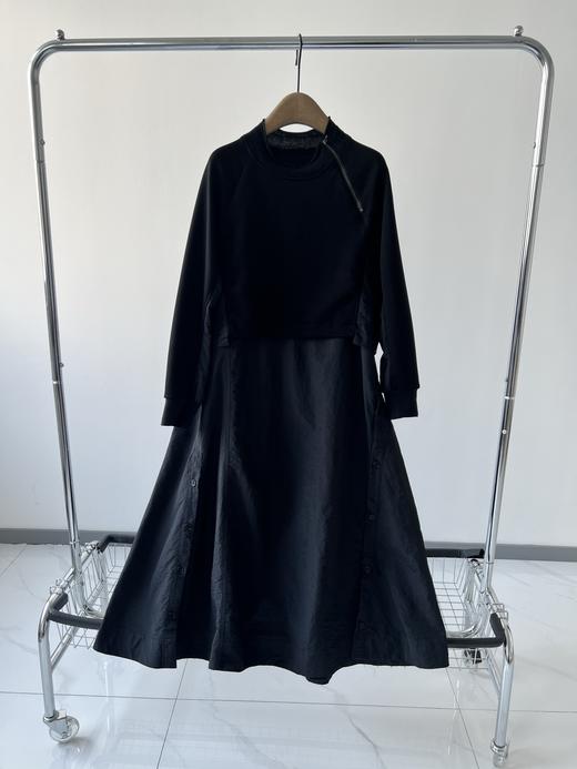 25新款，🍁🍁🍁，DEMOO原单连衣裙，超级好看的一款，大气有范，针织和梭织拼接，层次感分明，既休闲又时尚的一款，下摆装饰扣，大摆设计，包容性很强，任何场合轻松驾驭🍁🍁！ 商品图0