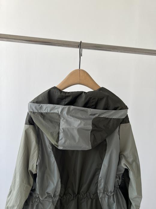 新款拼接拼色冲锋衣外套，防风防水科技面料，此款外套由诸多个身片拼接而成，工艺复杂，全身采用对称结构，耗材巨大，成本巨高，内衬全部网眼设计，透气性超好，腰部抽绳设计，自由随性 商品图8