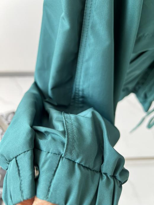 韩国🇰🇷高er夫malbon外套，这款是经典拉链设计，穿脱更方便，胸前logo点缀，超精致，后背立体压胶LOGO工艺，超级上档次，底摆处有抽绳、根据不同的环境需要，随时疏松拉紧抽绳，超洋气 商品图6