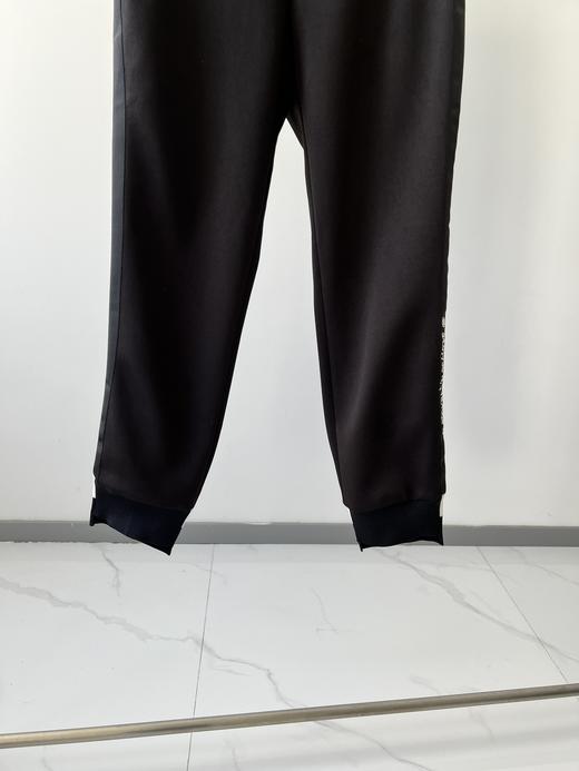 G- FORE原单裤子，🍁🍁超级百搭的一款，韩国🇰🇷客供面料，有点厚度，版型也超赞，显瘦，这款裤子工艺超复杂，兜口拉链装饰，裤缝织带拼接，而且反光印花LOGO，后腰针织刺绣，数量不多！ 商品图2