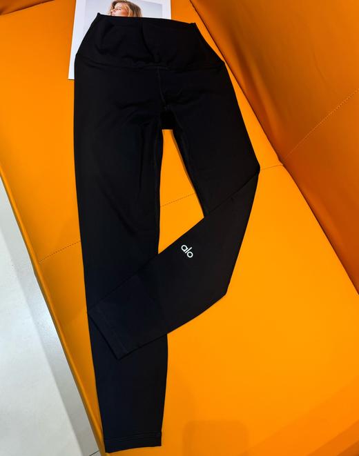 alo瑜伽健身裤 外穿高腰提臀裸感跑步健身瑜伽九分裤 打造亲肤裸感; 轻盈柔滑，伴你专注习练 面料轻盈柔滑，具有芯吸性能，带有四面弹力 添加 Lycra®氨纶，舒适伸展腰部平整贴合，减少紧勒 商品图4