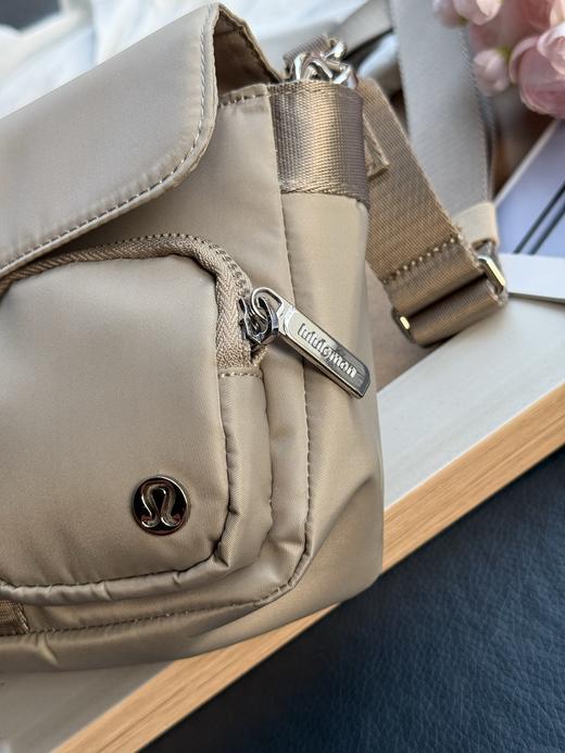 点此购买 lulu露露多口袋斜挎包 xj 315761 商品图10