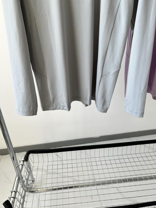 25春款，男款POLO衫，经典百搭的一款，面料有弹力，超舒服，胸前立体LOGO，肩部装饰条，整件衣服并不单调！数量不多！ 商品图2