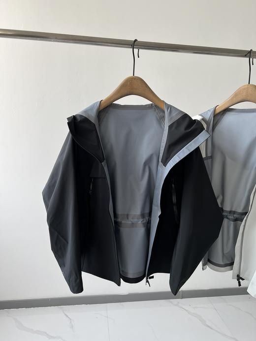 M-XL可接单 意大利轻奢品牌，软壳户外冲锋衣来啦！     高级户外款，这款时髦运动连帽夹克简直不要太GAO级！   今年还没入这个系列的姐妹，就让它开启我们的出游之旅吧！ 商品图3