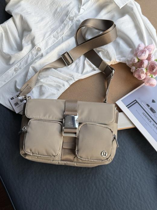 点此购买 lulu露露多口袋斜挎包 xj 315761 商品图3