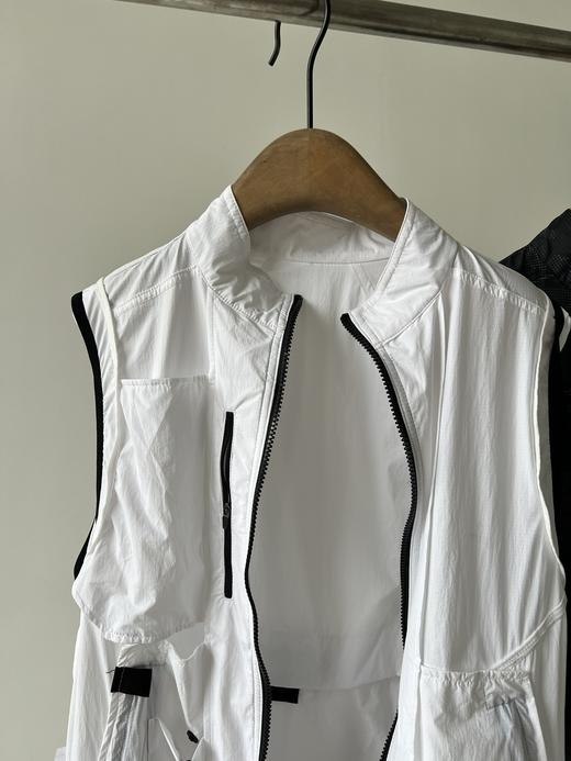 纯原马甲🍁🍁，纯纯的原单货，这款必须好好夸夸，工艺超级复杂，工厂做韩国订单加工时，一天只能做几件衣服，可见其难度相当大，经典拉链设计，后背内部有防风口，外面做了贴兜设计，细节处更显品质，数量不多！ 商品图1