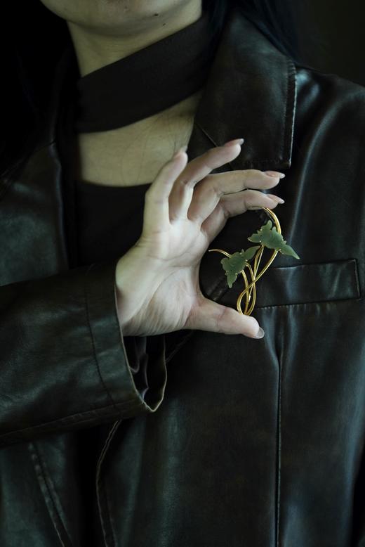 清代和田玉兰花镶嵌银鎏金胸针 商品图4