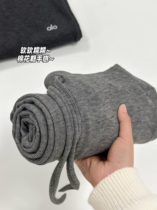 Alo这条裤子没有什么腿型包容不了💯 面料: ​86%聚酯纤维+14%弹性纤维  这裤子的版型巨好，加高腰的阔腿裤，腰头高度完美包裹小肚子盖住肚脐，高度卡在腰围最细的地方，上身只显腰细、腿直、腿长。 商品图4