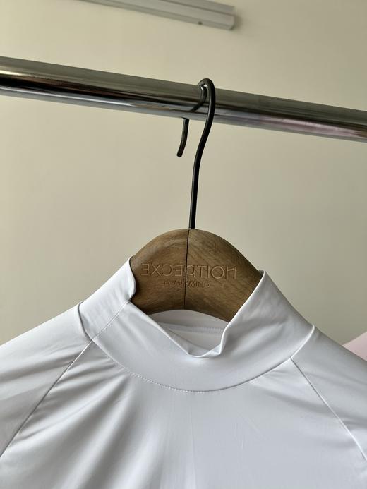 兔耳朵原单牛奶丝半高领打底衫，韩国🇰🇷客供面料，弹力超级大，面料手感好，丝滑有质感，简单百搭的基础款，袖子有印花LOGO设计！ 商品图4