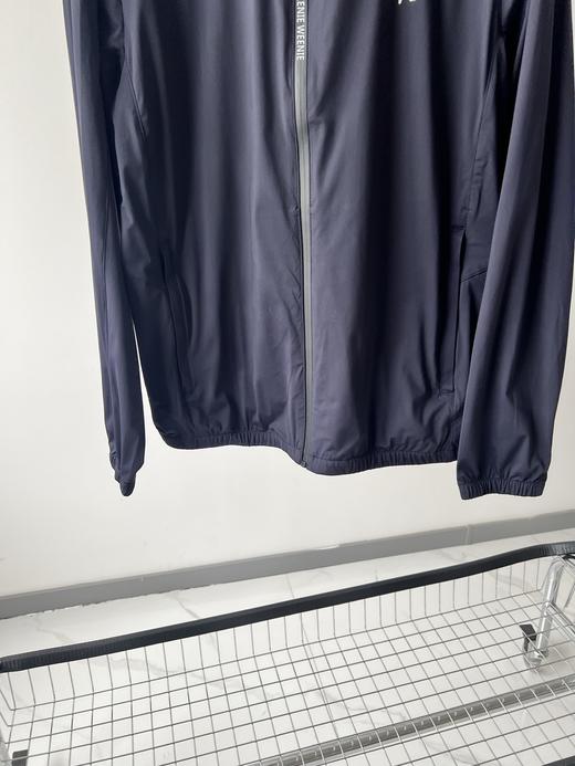 小熊男款外套，纯纯原单货，面料有弹力，舒服透气，质感满满，防水压胶拉链，拼接LOG O印花，更是高级感十足，胸前小LOGO，立领设计，拉链里隐藏帽子，功能性齐全日常穿搭或者运动穿都很给力！数量不多！ 商品图2