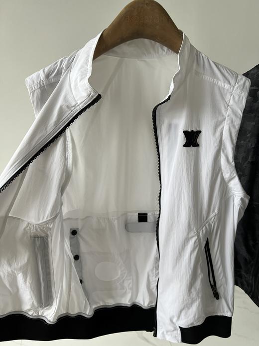 纯原马甲🍁🍁，纯纯的原单货，这款必须好好夸夸，工艺超级复杂，工厂做韩国订单加工时，一天只能做几件衣服，可见其难度相当大，经典拉链设计，后背内部有防风口，外面做了贴兜设计，细节处更显品质，数量不多！ 商品图6