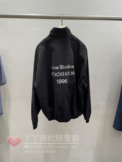 新款Acne 1996情侣夹克，真的是全网都在安利的大爆款，被小红书🍠各大博主强烈推荐… 棉质风衣面料，水洗做旧工艺，不同于以往传统夹克的呆板硬塑感，此款上身柔软舒适 商品图1