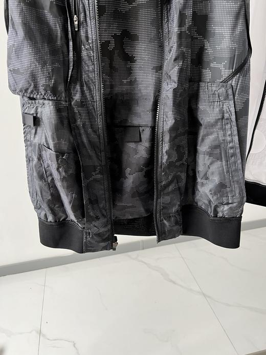 纯原马甲🍁🍁，纯纯的原单货，这款必须好好夸夸，工艺超级复杂，工厂做韩国订单加工时，一天只能做几件衣服，可见其难度相当大，经典拉链设计，后背内部有防风口，外面做了贴兜设计，细节处更显品质，数量不多！ 商品图3