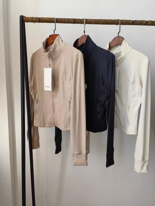 原单正品女士短款夹克*罗纹Nulu™速干芯吸丨lululemon丨LW3HOBS
三个色，尺码6 8 10 商品图1