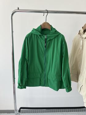 高尔夫🏌‍♀原单外套，韩国🇰🇷客供面料，微微皱感，上档次，打高尔夫🏌‍♀或者日常穿都很好穿，微宽松的休闲版型，腰部可调节，数量不多、20多件！