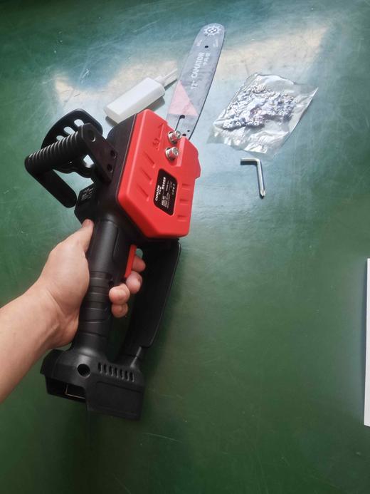 【货号02357】卡玛顿12寸电链锯锂电电链锯不含电池充电器锂电锯机头牧田款插脚 商品图3