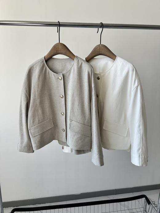 25春款，韩国🇰🇷IZZAT原单外套，棉混纺材质，舒服有质感，简单干净的圆领设计，胸前金属扣配饰，精致时尚，干净的包条，超级上档次，小微廓版型，包容性极强,显瘦遮肉！数量不多！ 商品图1