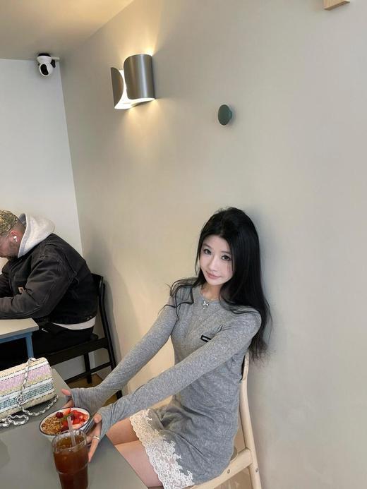 缪缪25Ss春夏新款微标蕾丝拼接长袖中长款T恤（DQJ） 商品图8