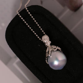 甄珠贝 可开合章鱼吊坠 澳白巴洛克14-15mm 镜面银冷光 背面合底部有细小的瑕疵 很有个性的一款