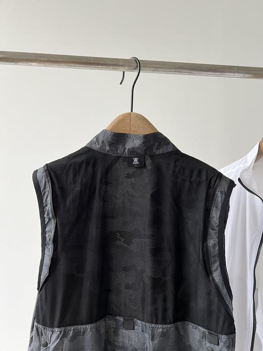 纯原马甲🍁🍁，纯纯的原单货，这款必须好好夸夸，工艺超级复杂，工厂做韩国订单加工时，一天只能做几件衣服，可见其难度相当大，经典拉链设计，后背内部有防风口，外面做了贴兜设计，细节处更显品质，数量不多！ 商品图8