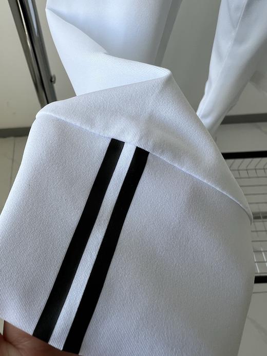 PinG原单打底衫，韩国🇰🇷客供面料，有弹力，质感棒棒的，胸前立体印花，辅料齐全，扣子有L OGO，袖子拼色设计，简约的基础款，细节品质超赞！ 商品图6