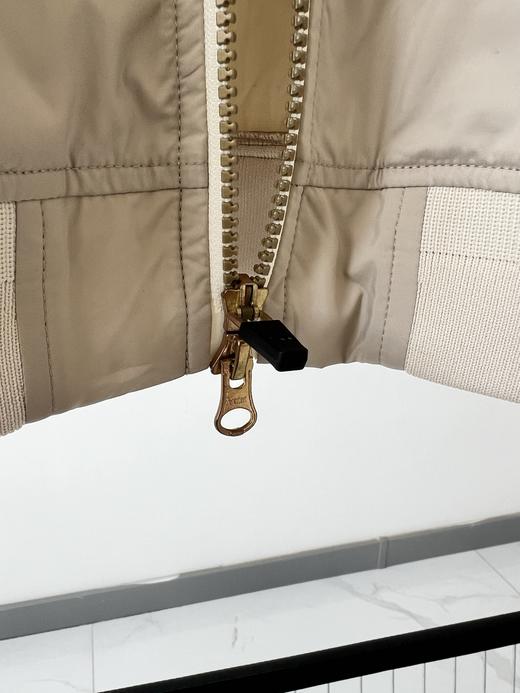 25新款日本🇯🇵高端高尔夫🏌品牌RESUrrection春款外套，专柜价3000+，超级高端的一个品牌，客供面料，有光泽度，质感超好，简单帅气的一款，胸前有LOGO，YKK双拉头，满满的高级感！ 商品图6