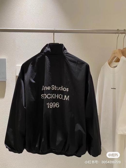 新款Acne 1996情侣夹克，真的是全网都在安利的大爆款，被小红书🍠各大博主强烈推荐… 棉质风衣面料，水洗做旧工艺，不同于以往传统夹克的呆板硬塑感，此款上身柔软舒适 商品图6