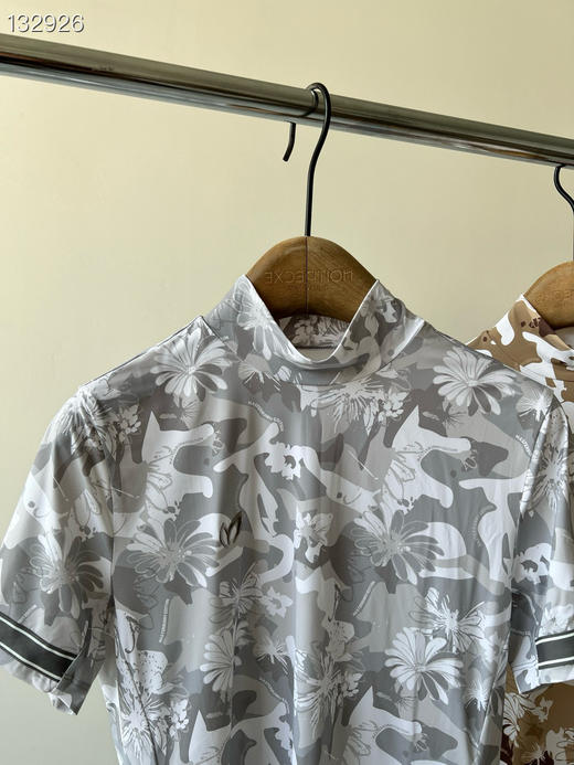 25年新款，兔耳朵原单T🍁🍁💕，超级好看的一款，特别洋气的一个印花设计，既显瘦又显肤色，胸前立体LOGO，袖子织带拼色！特别高级！数量不多！ 商品图1