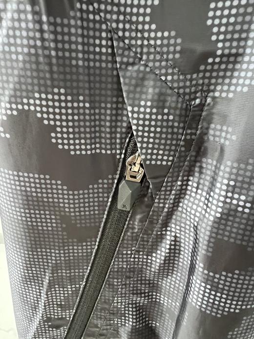 纯原马甲🍁🍁，纯纯的原单货，这款必须好好夸夸，工艺超级复杂，工厂做韩国订单加工时，一天只能做几件衣服，可见其难度相当大，经典拉链设计，后背内部有防风口，外面做了贴兜设计，细节处更显品质，数量不多！ 商品图5