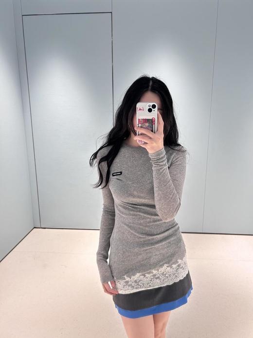 缪缪25Ss春夏新款微标蕾丝拼接长袖中长款T恤（DQJ） 商品图4