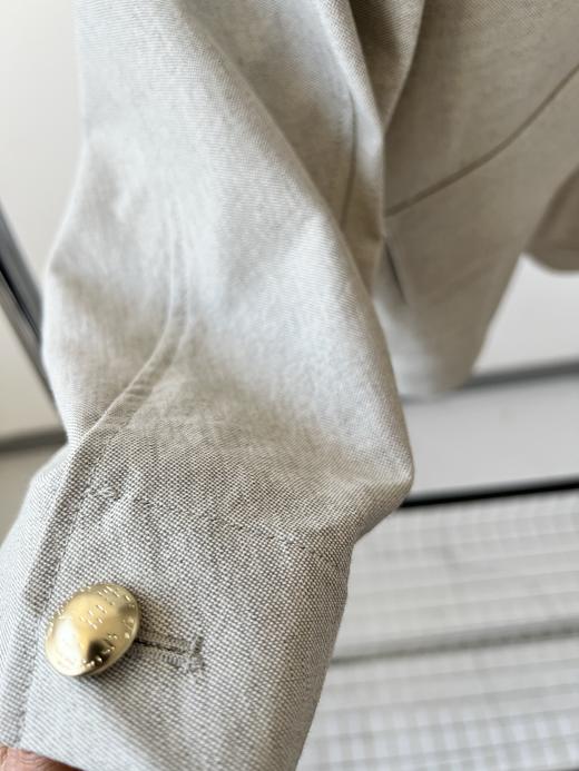 25春款，韩国🇰🇷IZZAT原单外套，棉混纺材质，舒服有质感，简单干净的圆领设计，胸前金属扣配饰，精致时尚，干净的包条，超级上档次，小微廓版型，包容性极强,显瘦遮肉！数量不多！ 商品图5