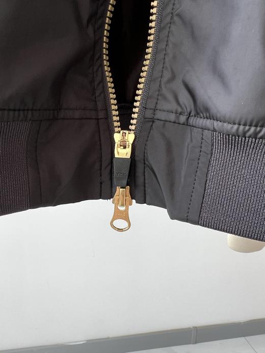 25新款日本🇯🇵高端高尔夫🏌品牌RESUrrection春款外套，专柜价3000+，超级高端的一个品牌，客供面料，有光泽度，质感超好，简单帅气的一款，胸前有LOGO，YKK双拉头，满满的高级感！ 商品图5