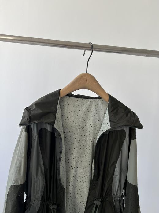 新款拼接拼色冲锋衣外套，防风防水科技面料，此款外套由诸多个身片拼接而成，工艺复杂，全身采用对称结构，耗材巨大，成本巨高，内衬全部网眼设计，透气性超好，腰部抽绳设计，自由随性 商品图1