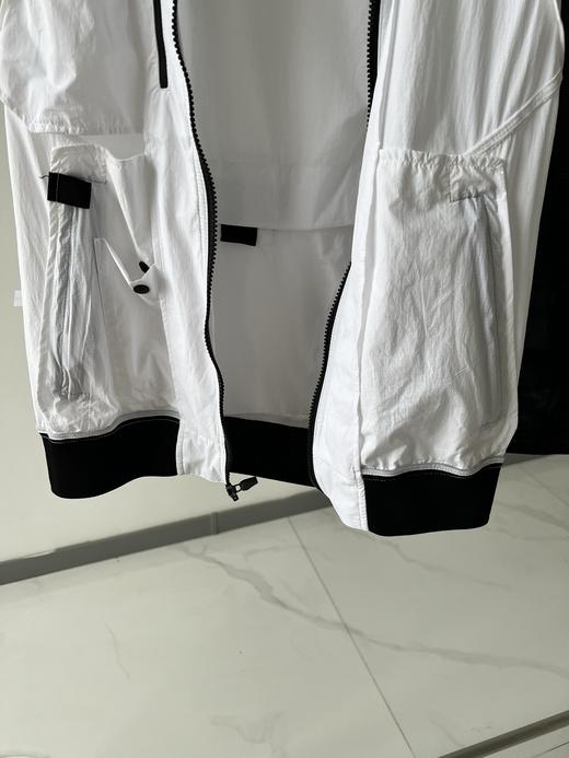 纯原马甲🍁🍁，纯纯的原单货，这款必须好好夸夸，工艺超级复杂，工厂做韩国订单加工时，一天只能做几件衣服，可见其难度相当大，经典拉链设计，后背内部有防风口，外面做了贴兜设计，细节处更显品质，数量不多！ 商品图2