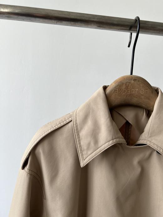 新款经典英伦风双排扣风衣，中长款式，客供面料，甄选最合适制作风衣的面料 ，色泽鲜明 手感细腻，亲肤性好 耐用度高 ，兼顾透气性的同时又很好的把控了密度性，能更好的抵御秋风，整件衣服的走线很匀称工整 商品图6