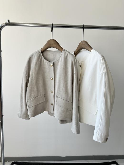 25春款，韩国🇰🇷IZZAT原单外套，棉混纺材质，舒服有质感，简单干净的圆领设计，胸前金属扣配饰，精致时尚，干净的包条，超级上档次，小微廓版型，包容性极强,显瘦遮肉！数量不多！ 商品图0