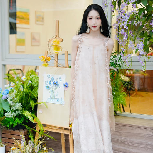 两三事 屿岸吟风 2025夏季新款立体花朵吊带裙小仙女印花连衣裙 商品图3
