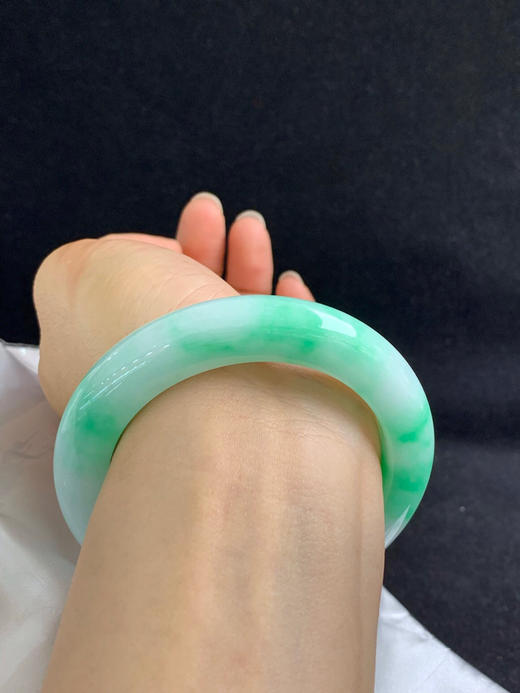 612721，57.8圈口，飘绿正圈平安镯，白底飘阳绿，几乎半截色，底子细腻 商品图5