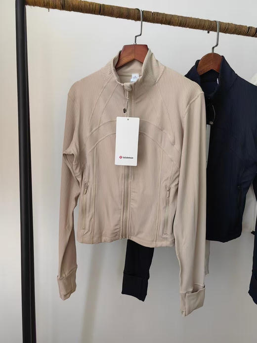 原单正品女士短款夹克*罗纹Nulu™速干芯吸丨lululemon丨LW3HOBS
三个色，尺码6 8 10 商品图4