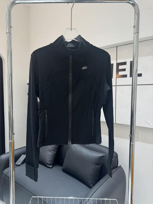 alo健身外套女春秋立领修身速干运动跑步瑜伽服骑行紧身上衣 这是深受青睐的裸感 夹克的短款设计，舒适修身，在探索或休闲时刻为你带来舒适陪伴 商品图2