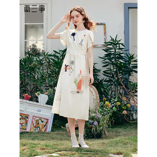 两三事 天马星辰 2025夏季新款童趣刺绣涂鸦印花绑带a字连衣裙 商品图0